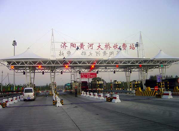成都PTFE膜結(jié)構(gòu)停車(chē)棚：愛(ài)車(chē)之家，安全?？?></p>

<p>選擇成都PTFE膜結(jié)構(gòu)停車(chē)棚，就是選擇了對(duì)愛(ài)車(chē)的細(xì)心呵護(hù)。它不僅是一個(gè)停車(chē)的空間，更是一種生活的態(tài)度，一種對(duì)美好生活的追求。讓我們一起，為愛(ài)車(chē)打造一個(gè)既安全又舒適的家，享受每一次歸家的溫馨與寧?kù)o。</p>

<div   id="zw9lm8q"   class="sharebtn">
我們是一家從事膜結(jié)構(gòu)，<span style="white-space:normal;">鋼結(jié)構(gòu)</span>設(shè)計(jì)、制作、安裝的全流程服務(wù)公司。主要經(jīng)營(yíng)項(xiàng)目包括<strong>張拉膜、骨架膜結(jié)構(gòu)、膜結(jié)構(gòu)、景觀(guān)膜結(jié)構(gòu)、高速公路膜結(jié)構(gòu)收費(fèi)站、加油站膜結(jié)構(gòu)、體育場(chǎng)看臺(tái)膜結(jié)構(gòu)、膜結(jié)構(gòu)停車(chē)棚、遮陽(yáng)膜結(jié)構(gòu)、天橋連廊膜結(jié)構(gòu)、公交車(chē)站膜結(jié)構(gòu)、公園綠化膜結(jié)構(gòu)以及固定篷、伸縮篷</strong>等方面。
</div>
</div>

<div   id="kq4o2vg"   class="Information">
<ul>

<li>上一條 : <a href="http://m.fenhong.net.cn/newsdetail/8592.html" title="MESG膜結(jié)構(gòu)">四川PTFE膜結(jié)構(gòu)停車(chē)棚：蜀地停車(chē)，便捷安全</a></li>

<li>下一條 : <a href="http://m.fenhong.net.cn/newsdetail/8594.html"  title="膜結(jié)構(gòu)">PTFE膜結(jié)構(gòu)廠(chǎng)家報(bào)價(jià)：實(shí)惠價(jià)格，品質(zhì)保證</a></li>

</ul>
</div>
				

<div   id="4mcdw8y"   class="like_cases margintop50">
    <h2><span><a href="http://m.fenhong.net.cn/cases.html">更多案例</a></span>為您推薦工程案例</h2>
    <ul>
		
   <li>
      <a href="http://m.fenhong.net.cn/casesdetail/295.html" title="浙江國(guó)際影視中心網(wǎng)球場(chǎng)膜結(jié)構(gòu)">
         <div   id="aiysb2v"   class="imgbox"><img src="http://m.fenhong.net.cn/Upfiles/news/20196338591.jpg" alt="膜結(jié)構(gòu)廠(chǎng)家"/></div>
         <p>浙江國(guó)際影視中心網(wǎng)球場(chǎng)膜結(jié)構(gòu)</p>
      </a>
   </li>
   	
   <li>
      <a href="http://m.fenhong.net.cn/casesdetail/284.html" title="外墻印花立面網(wǎng)格膜材料停車(chē)場(chǎng)膜結(jié)構(gòu)">
         <div   id="3uhi2u9"   class="imgbox"><img src="http://m.fenhong.net.cn/Upfiles/news/20208111727.jpg" alt="膜結(jié)構(gòu)遮陽(yáng)傘"/></div>
         <p>外墻印花立面網(wǎng)格膜材料停車(chē)場(chǎng)膜結(jié)構(gòu)</p>
      </a>
   </li>
   	
   <li>
      <a href="http://m.fenhong.net.cn/casesdetail/317.html" title="中國(guó)石化上海石油化工股份有限公司上海石化內(nèi)河裝卸區(qū)含油污水池膜結(jié)構(gòu)">
         <div   id="wzuqwjw"   class="imgbox"><img src="http://m.fenhong.net.cn/Upfiles/news/20196380416.jpg" alt="反吊式膜結(jié)構(gòu)"/></div>
         <p>中國(guó)石化上海石油化工股份有限公司上海石化內(nèi)河裝卸區(qū)含油污水池膜結(jié)構(gòu)</p>
      </a>
   </li>
   	
   <li>
      <a href="http://m.fenhong.net.cn/casesdetail/296.html" title="展示廳充氣膜結(jié)構(gòu)">
         <div   id="sre4cis"   class="imgbox"><img src="http://m.fenhong.net.cn/Upfiles/news/20196476413.jpg" alt="鋼膜結(jié)構(gòu)公司"/></div>
         <p>展示廳充氣膜結(jié)構(gòu)</p>
      </a>
   </li>
    
   </ul>
 </div><div   id="qkcw4da"   class="like_cases margintop50">
    <h2><span><a href="http://m.fenhong.net.cn/brand.html">更多品牌</a></span>為您推薦膜材品牌</h2>
    <ul>
	
    <li><a href="http://m.fenhong.net.cn/brands/faguofalalimocai(jingxiao).html">
	<div   id="kgw892o"   class="imgbox1"><img src="http://m.fenhong.net.cn/Upfiles/Prod_D/2021121233774.jpg" alt="法拉利膜材_法國(guó)法拉利膜材_法拉利膜材料_法國(guó)法拉利膜材料_法拉利膜材經(jīng)銷(xiāo)商"  class="oldsize"/></div>
    <p>法國(guó)法拉利膜材(經(jīng)銷(xiāo))</p>
	</a></li>
    
    <li><a href="http://m.fenhong.net.cn/brands/deguomiyuimocai.html">
	<div   id="9ugawvc"   class="imgbox1"><img src="http://m.fenhong.net.cn/Upfiles/Prod_D/2021121255591.jpg" alt="德國(guó)米樂(lè)膜材,米樂(lè)膜材料,米樂(lè)膜材中國(guó)代理商"  class="oldsize"/></div>
    <p>德國(guó)米樂(lè)膜材</p>
	</a></li>
    
    <li><a href="http://m.fenhong.net.cn/brands/deguonowofoletfemocai.html">
	<div   id="akrs48i"   class="imgbox1"><img src="http://m.fenhong.net.cn/Upfiles/Prod_D/2021121268968.jpg" alt="PVC膜材料,PVDF膜材料,PTFE膜材料,ETFE膜材料,網(wǎng)格膜材料"  class="oldsize"/></div>
    <p>德國(guó)NOWOFOL ETFE膜材</p>
	</a></li>
    
    <li><a href="http://m.fenhong.net.cn/brands/ribenxuxiaozietfemocai.html">
	<div   id="dskjkx4"   class="imgbox1"><img src="http://m.fenhong.net.cn/Upfiles/Prod_D/2021121210590.jpg" alt="日本旭硝子etfe膜材料,旭硝子etfe膜材廠(chǎng)家,旭硝子etfe膜材中國(guó)總代理"  class="oldsize"/></div>
    <p>日本旭硝子ETFE膜材</p>
	</a></li>
    
   </ul>
 </div>
                </div>
           </div>
    
    </div>
</div>

    
    <!--footer-->
    <div   id="fimemgt"   class="footer">
        <div   id="4a2acwe"   class="main clearfix">
            
		<div   id="gjqrgai"   class="footer_nav">
                <dl>
                	<dt><a href="http://m.fenhong.net.cn/brand.html">膜材品牌</a></dt>
						
                        <dd><a href="http://m.fenhong.net.cn/brand/etfemocai.html">ETFE膜材</a></dd>
                        
                        <dd><a href="http://m.fenhong.net.cn/brand/ptfemocai.html">PTFE膜材</a></dd>
                        
                        <dd><a href="http://m.fenhong.net.cn/brand/pvdfmocai.html">PVDF膜材</a></dd>
                        
                </dl>
                
            	<dl>
                	<dt><a href="http://m.fenhong.net.cn/cases.html">工程案例</a></dt>
					
                     <dd><a href="http://m.fenhong.net.cn/cases/tiyusheshimojiegou.html">體育設(shè)施膜結(jié)構(gòu)</a></dd>
                     
                     <dd><a href="http://m.fenhong.net.cn/cases/jiaotongsheshimojiegou.html">交通設(shè)施膜結(jié)構(gòu)</a></dd>
                     
                     <dd><a href="http://m.fenhong.net.cn/cases/wenhuasheshimojiegou.html">文化設(shè)施膜結(jié)構(gòu)</a></dd>
                     
                     <dd><a href="http://m.fenhong.net.cn/cases/shangyisheshimojiegou.html">商業(yè)設(shè)施膜結(jié)構(gòu)</a></dd>
                     
                     <dd><a href="http://m.fenhong.net.cn/cases/jingguansheshimojiegou.html">景觀(guān)設(shè)施膜結(jié)構(gòu)</a></dd>
                     
                     <dd><a href="http://m.fenhong.net.cn/cases/gongyisheshimojiegou.html">工業(yè)設(shè)施膜結(jié)構(gòu)</a></dd>
                     
                     <dd><a href="http://m.fenhong.net.cn/cases/chongqimojiegou.html">充氣膜結(jié)構(gòu)</a></dd>
                     
                </dl>
                
                
            	<dl>
                	<dt><a href="http://m.fenhong.net.cn/news.html">新聞資訊</a></dt>
					
                    <dd><a href="http://m.fenhong.net.cn/news/hangyixinwen.html">行業(yè)新聞</a></dd>
                    
                    <dd><a href="http://m.fenhong.net.cn/news/gongsidongtai.html">公司動(dòng)態(tài)</a></dd>
                    
                    <dd><a href="http://m.fenhong.net.cn/news/changjianwenti.html">常見(jiàn)問(wèn)題</a></dd>
                    
                    <dd><a href="http://m.fenhong.net.cn/news/pinpaizixun.html">品牌資訊</a></dd>
                    
                    <dd><a href="http://m.fenhong.net.cn/news/zhaobiaoxinxi.html">招標(biāo)信息</a></dd>
                    
                </dl>
                
            	<dl>
                	<dt><a href="http://m.fenhong.net.cn/about.html">關(guān)于我們</a></dt>
                    <dd><a href="http://m.fenhong.net.cn/about.html">公司介紹</a></dd>
                    <dd><a href="http://m.fenhong.net.cn/cert.html">榮譽(yù)資質(zhì)</a></dd>
                    <dd><a href="http://m.fenhong.net.cn/factory.html">工廠(chǎng)環(huán)境</a></dd>
                    <dd><a href="http://m.fenhong.net.cn/partner.html">合作伙伴</a></dd>
                </dl>
          </div>
          
		<div   id="3kioij3"   class="footer-contact">
        	<dl>
            	<dt>廣東省中材高新材料有限公司</dt>
                <dd class="add1">公司地址：廣州市天河區(qū)中山大道中439號(hào)天銀大廈26樓</dd>
				<dd class="add2">業(yè)務(wù)咨詢(xún)：133-9286-6326</dd>
                <dd class="add3">服務(wù)支持：133-0656-2121</dd>
				<dd class="add4">電子郵箱：<a href="mailto:meromo@163.com">meromo@163.com</a></dd>
            </dl>
        </div>
                                    
           <div   id="8qi4ekq"   class="footer-weixin">
           		<ul>
           		<li><img src="http://m.fenhong.net.cn/Upfiles/Base/2021121530820.jpg" alt="膜結(jié)構(gòu)工程"><p>掃一掃微信聯(lián)系</p></li>
                </ul>
           </div>
           
        </div>
        
        <div   id="zaiou8c"   class="main footer_links">友情鏈接 :
			<a href="http://m.fenhong.net.cn" target="_blank">廣東省中材高新材料有限公司</a>
<a  target="_blank">廣東中南建工膜結(jié)構(gòu)集團(tuán)有限公司</a>
<a  target="_blank">深圳市美翔鋼膜結(jié)構(gòu)有限公司</a>
<a  target="_blank">廣州市羊城膜結(jié)構(gòu)有限公司</a>
<a  target="_blank">合肥美翔膜結(jié)構(gòu)工程技術(shù)開(kāi)發(fā)有限公司</a>
<a  target="_blank">福州市榕城膜結(jié)構(gòu)技術(shù)工程有限公司</a>
<a  target="_blank">南寧市綠城膜結(jié)構(gòu)設(shè)計(jì)施工有限公司</a>
<a  target="_blank">貴陽(yáng)市筑成膜結(jié)構(gòu)工程有限公司</a>
<a  target="_blank">蘭州市金城膜結(jié)構(gòu)有限公司</a>
<a  target="_blank">?？谑幸悄そY(jié)構(gòu)有限公司</a>
<a  target="_blank">鄭州市商都膜結(jié)構(gòu)有限公司</a>
<a  target="_blank">哈爾濱冰城膜結(jié)構(gòu)技術(shù)開(kāi)發(fā)工程有限公司</a>
<a  target="_blank">武漢市江城膜結(jié)構(gòu)設(shè)計(jì)工程有限公司</a>
<a  target="_blank">長(zhǎng)沙市星城膜結(jié)構(gòu)安裝工程有限公司</a>
<a  target="_blank">石家莊市京石膜結(jié)構(gòu)有限公司</a>
<a  target="_blank">蘇州市平江膜結(jié)構(gòu)工程建筑有限公司</a>
<a  target="_blank">南昌市華眾膜結(jié)構(gòu)有限公司</a>
<a  target="_blank">長(zhǎng)春市春城膜結(jié)構(gòu)有限公司</a>
<a  target="_blank">沈陽(yáng)市盛京膜結(jié)構(gòu)工程有限公司</a>
<a  target="_blank">銀川市凱眾膜結(jié)構(gòu)有限公司</a>
<a  target="_blank">呼和浩特市恒豐膜結(jié)構(gòu)有限公司</a>
<a  target="_blank">西寧市唐城膜結(jié)構(gòu)技術(shù)開(kāi)發(fā)工程有限公司</a>
<a  target="_blank">青島市島城膜結(jié)構(gòu)工程開(kāi)發(fā)有限公司</a>
<a  target="_blank">太原市龍城膜結(jié)構(gòu)有限公司</a>
<a  target="_blank">西安市海德斯膜結(jié)構(gòu)有限公司</a>
<a  target="_blank">成都市錦城膜結(jié)構(gòu)有限公司</a>
<a  target="_blank">烏魯木齊迪化膜結(jié)構(gòu)有限公司</a>
<a  target="_blank">昆明市春成膜結(jié)構(gòu)有限公司</a>
<a  target="_blank">杭州市錢(qián)塘膜結(jié)構(gòu)工程有限公司</a>
<a  target="_blank">南京市金陵膜結(jié)構(gòu)有限公司</a>
<a  target="_blank">珠海市富杭膜結(jié)構(gòu)工程有限公司</a>
<a  target="_blank">北京市燕京膜結(jié)構(gòu)技術(shù)開(kāi)發(fā)有限公司</a>
<a  target="_blank">重慶山城膜結(jié)構(gòu)工程有限公司</a>
<a  target="_blank">日本旭硝子ETFE膜材料</a>
<a  target="_blank">ETFE膜結(jié)構(gòu)</a>
<a  target="_blank">法拉利膜材料</a>
<a  target="_blank">工業(yè)設(shè)施膜結(jié)構(gòu)</a>
<a  target="_blank">交通設(shè)施膜結(jié)構(gòu)</a>
<a  target="_blank">景觀(guān)設(shè)施膜結(jié)構(gòu)</a>
<a  target="_blank">德國(guó)NOWOFOL ETFE膜材料</a>
<a  target="_blank">意大利PATI ETFE膜材料</a>
<a  target="_blank">商業(yè)設(shè)施膜結(jié)構(gòu)</a>
<a  target="_blank">體育設(shè)施膜結(jié)構(gòu)</a>
<a  target="_blank">文化設(shè)施膜結(jié)構(gòu)</a>
<a  target="_blank">充氣膜</a>
<a  target="_blank">廣東泰克斯隆膜技術(shù)集團(tuán)有限公司</a>
        </div>
        
        <div   id="vqio283"   class="main footer-copyright">
					<p>
	Copyright © 2023  <a  target="_blank"> </a><span style="color:#3D3D3D;font-family:" white-space:normal;background-color:#ffffff;"=""><a  target="_blank">粵ICP備19038509號(hào)</a> </span>廣東省中材高新材料有限公司 版權(quán)所有.  技術(shù)支持: <a  target="_blank">靈瑞網(wǎng)絡(luò)</a>
</p>
<p>
	本網(wǎng)站及其內(nèi)容受中國(guó)知識(shí)產(chǎn)權(quán)法特別是版權(quán)和商標(biāo)規(guī)定的保護(hù)。未經(jīng)廣東中材出版總監(jiān)事先書(shū)面許可，完全禁止任何形式，任何用途的任何內(nèi)容下載，截屏或復(fù)制。電子郵件聯(lián)系：meromo@163.com
</p>
        </div>
        
    </div>
    
    
<div   id="i8944cg"   class="zsend">
     <ul>
	      <a href="tel:133-9286-6326"><li id="m8na4mn"    class="endli01"><img src="http://m.fenhong.net.cn/images/endpng01.png" border="0" align="absmiddle"/>撥打電話(huà)</li></a>
		  <a  target="_blank"><li id="arc9smi"    class="endli02"><img src="http://m.fenhong.net.cn/images/endpng02.png" border="0" align="absmiddle"/>在線(xiàn)咨詢(xún)</li></a>
	 </ul>
</div>


      

<footer>
<div class="friendship-link">
<p>感谢您访问我们的网站，您可能还对以下资源感兴趣：</p>
<a href="http://m.fenhong.net.cn/" title="亚洲色图亚洲AV|国产传媒在线观看精品性爱|免费色婷婷五月天|日美欧韩在线视频|草比在线观看视频|亚洲国产欧美中文字幕|天天成仁综合影视|A级污视频在线播放|国产高清在线播放av|东京精品在线观看">亚洲色图亚洲AV|国产传媒在线观看精品性爱|免费色婷婷五月天|日美欧韩在线视频|草比在线观看视频|亚洲国产欧美中文字幕|天天成仁综合影视|A级污视频在线播放|国产高清在线播放av|东京精品在线观看</a>

<div class="friend-links">


</div>
</div>

</footer>


<script>
(function(){
    var bp = document.createElement(